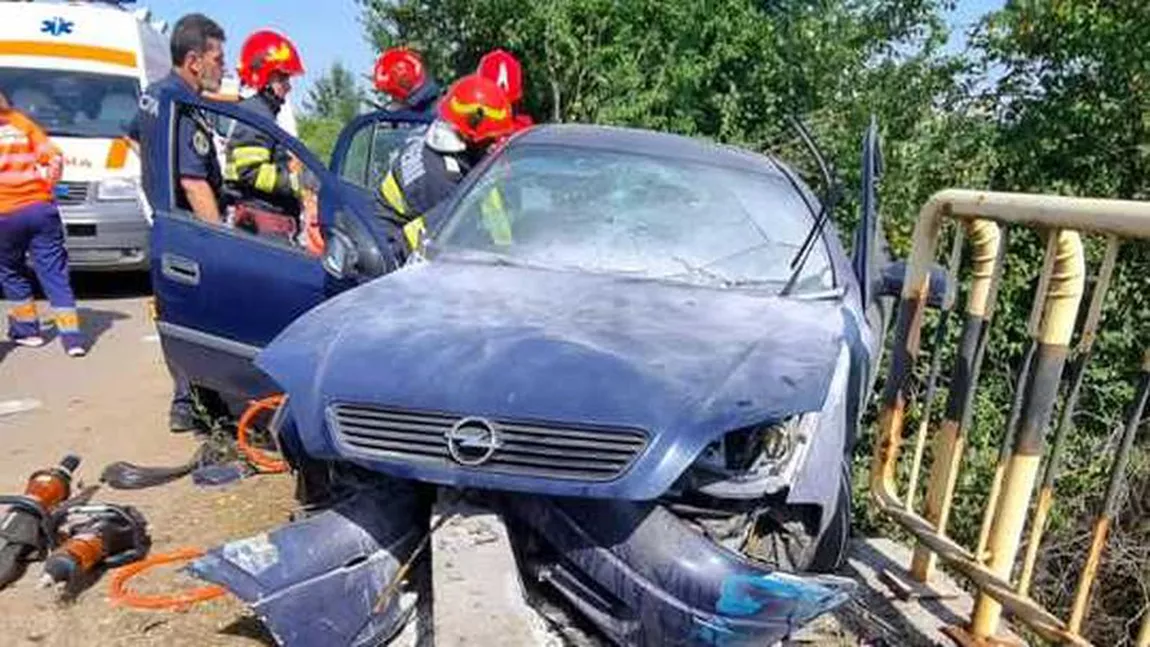 Accident cumplit pe o șosea din România! O maşină a intrat într-un cap de pod, iar un adolescent de 16 ani este în comă