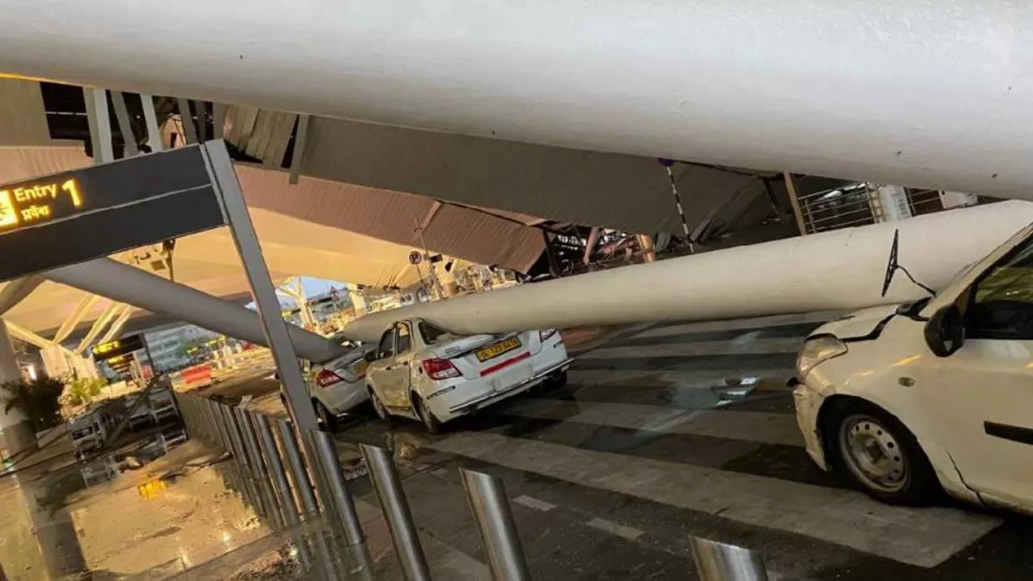 Scene șocante într-un aeroport! Acoperișul unui aeroport s-a prăbușit