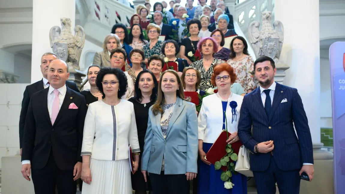 De Ziua Învățătorului, liberalii ieșeni au premiat cadrele didactice pentru întreaga lor carieră. Distincțiile au fost înmânate direct de către ministrul Educației, Ligia Deca