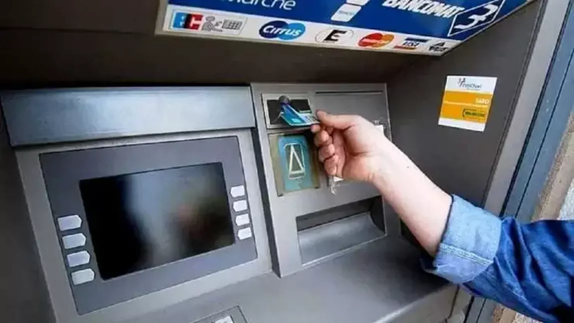 Avertisment pentru orice român cu card la bancă! Noua tehnică de a jefui persoanele care folosesc bancomatele