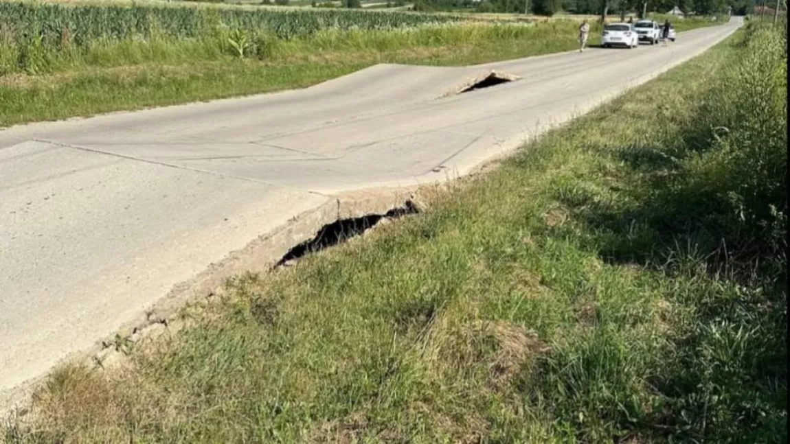Plăci de beton desprinse, pe o șosea din România. O femeie a zburat cu mașina de pe carosabil