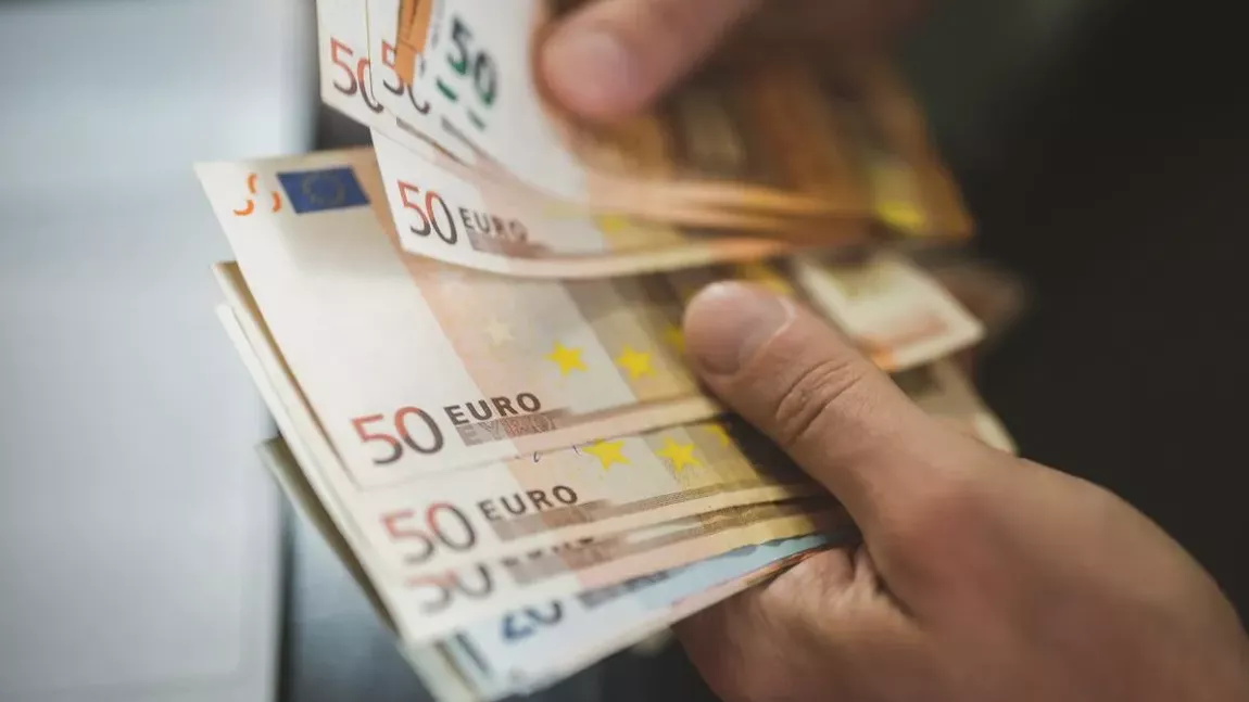 Burse de 1000 de euro pentru elevi și studenți. Când intră în vigoare legea