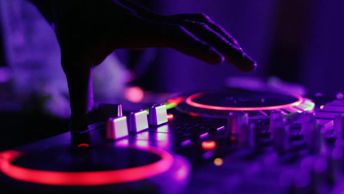 Ce înseamnă DJ? Care este mai exact rolul lui și de ce este nevoie de el la orice petrecere