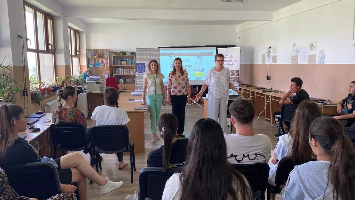 Activităţi de educaţie anticorupţie, cu liceeni în cadrul proiectului educațional – informațional „Info.Biblioteca: Viață – Anticorupție – Libertate”, la Iași