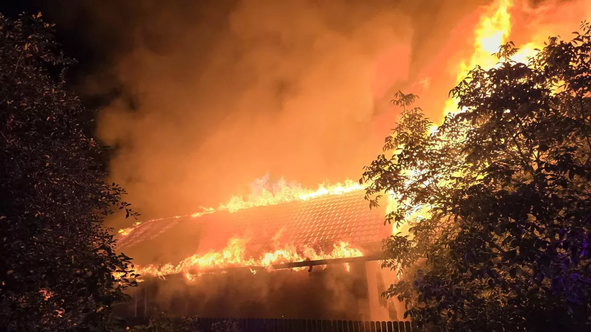 Incendiu în comuna Aroneanu, județul Iași. O casă a fost cuprinsă de flăcări - FOTO, VIDEO