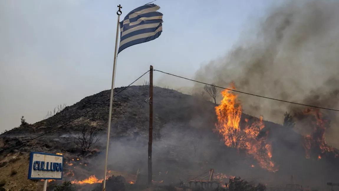 Atenționare MAE pentru turiștii români în Grecia. Risc ridicat de incendiu în mai multe regiuni ale țării