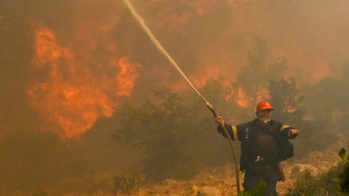 Atenţionare de călătorie pentru românii care merg în Grecia: risc crescut de incendii din cauza temperaturilor ridicate