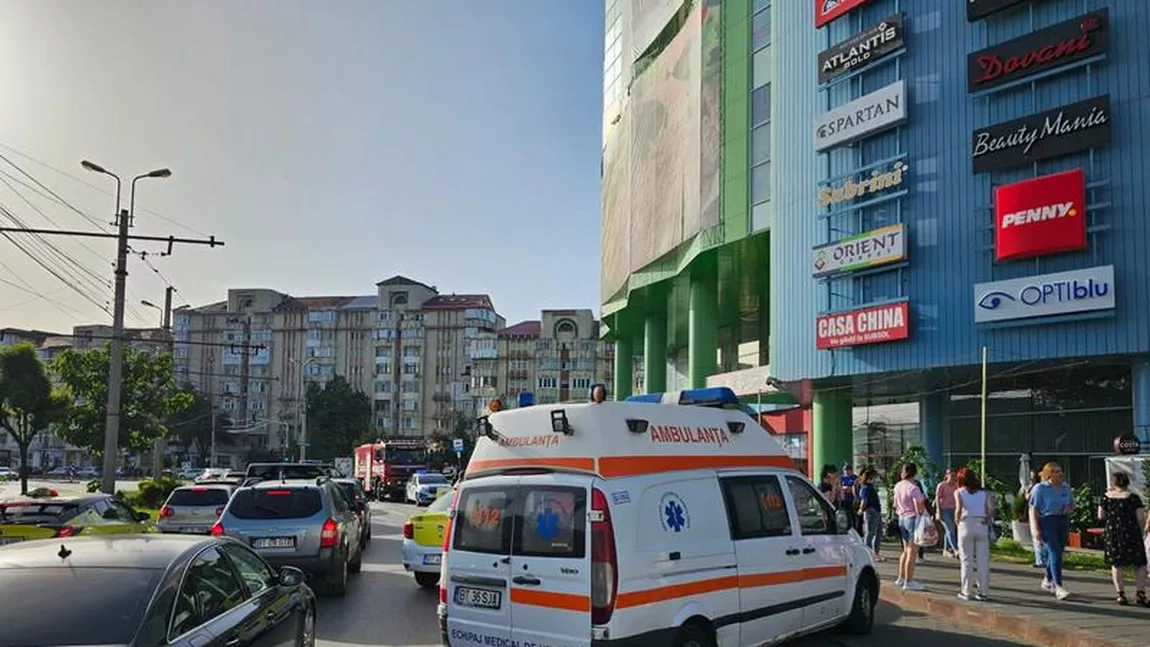 Peste 300 de persoane au fost evacuate dintr-un mall din Botoşani. Posibilă scurgere de gaze - VIDEO