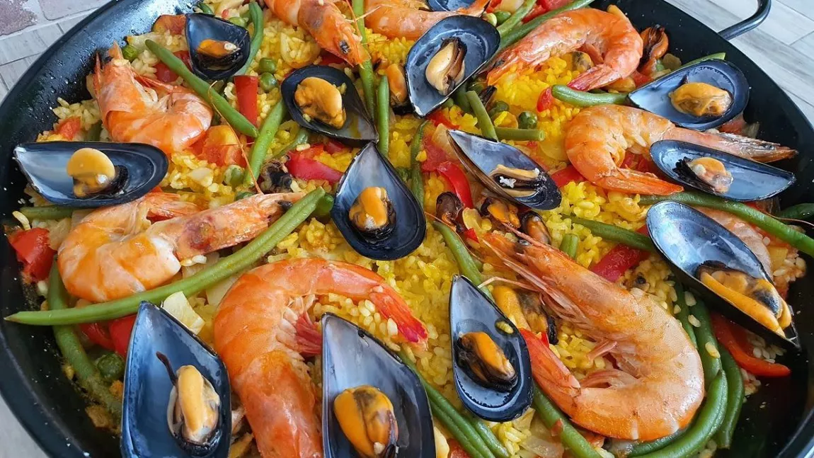 Cea mai delicioasă rețetă de paella cu fructe de mare, un preparat clasic spaniol ce cu siguranță te va surprinde