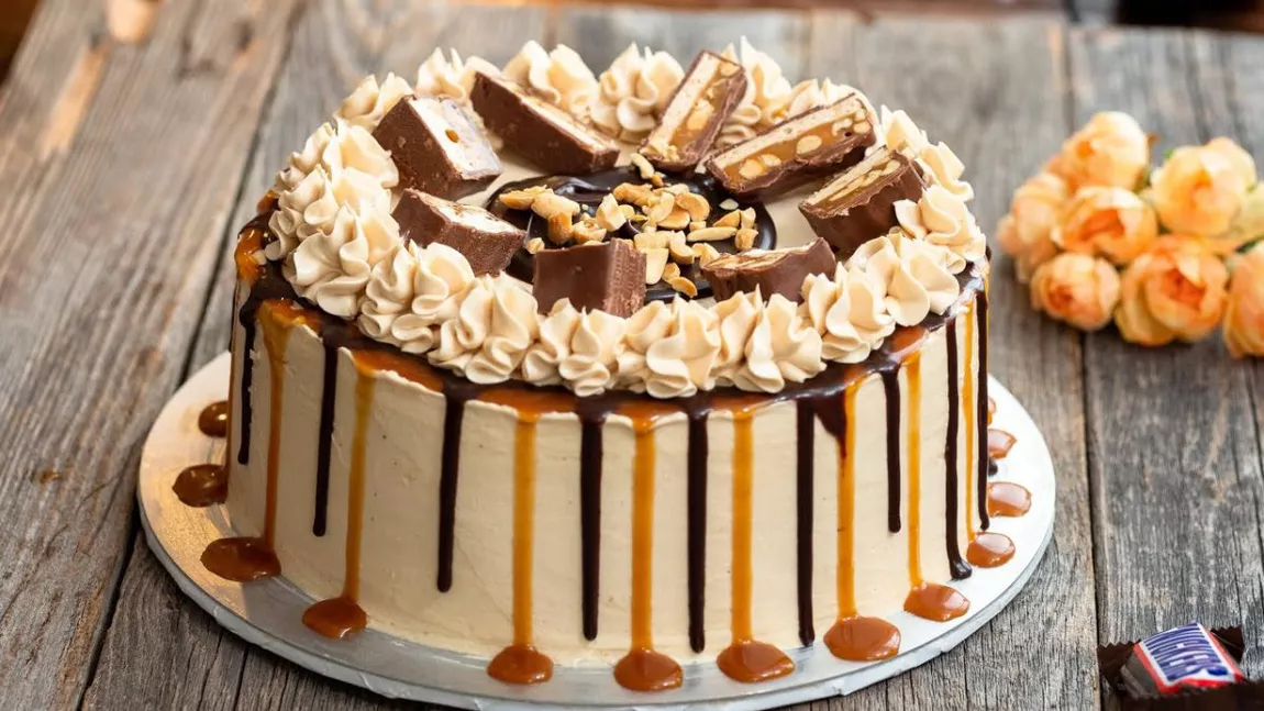 Cum să faci cel mai delicios tort Snickers? O rețetă unică, plină de gusturi inedite, ce te va surprinde