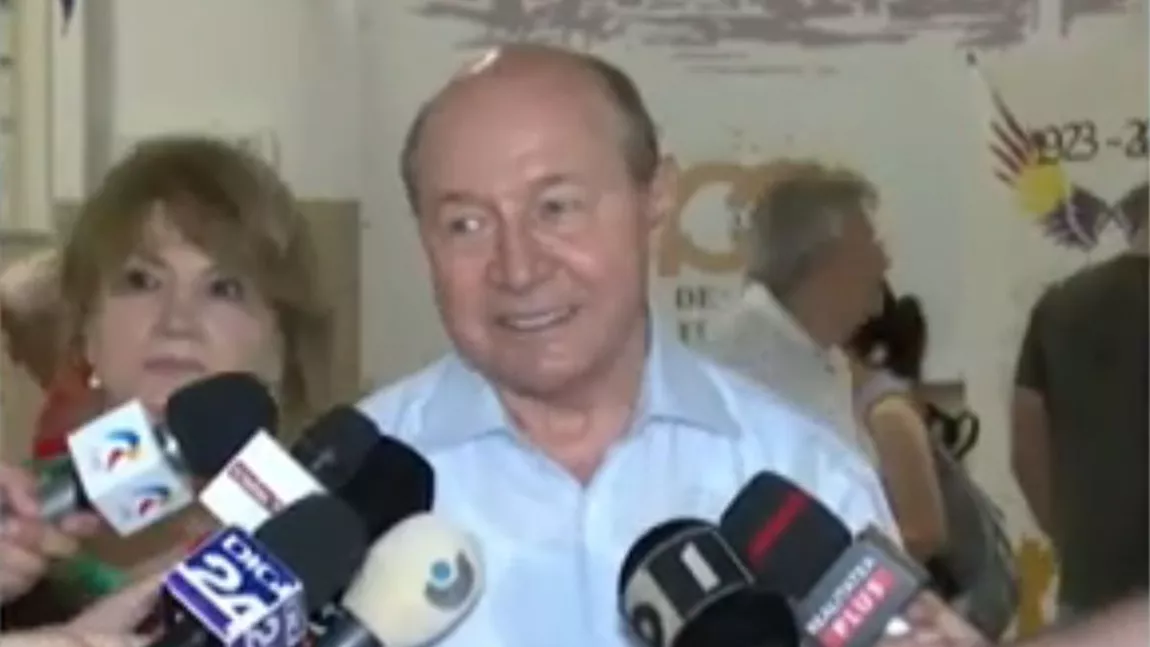 Trăian Băsescu, fostul președinte al României, a mers alături de soția sa, Maria, la vot. „Mă încurc în cinci bilete de vot?”