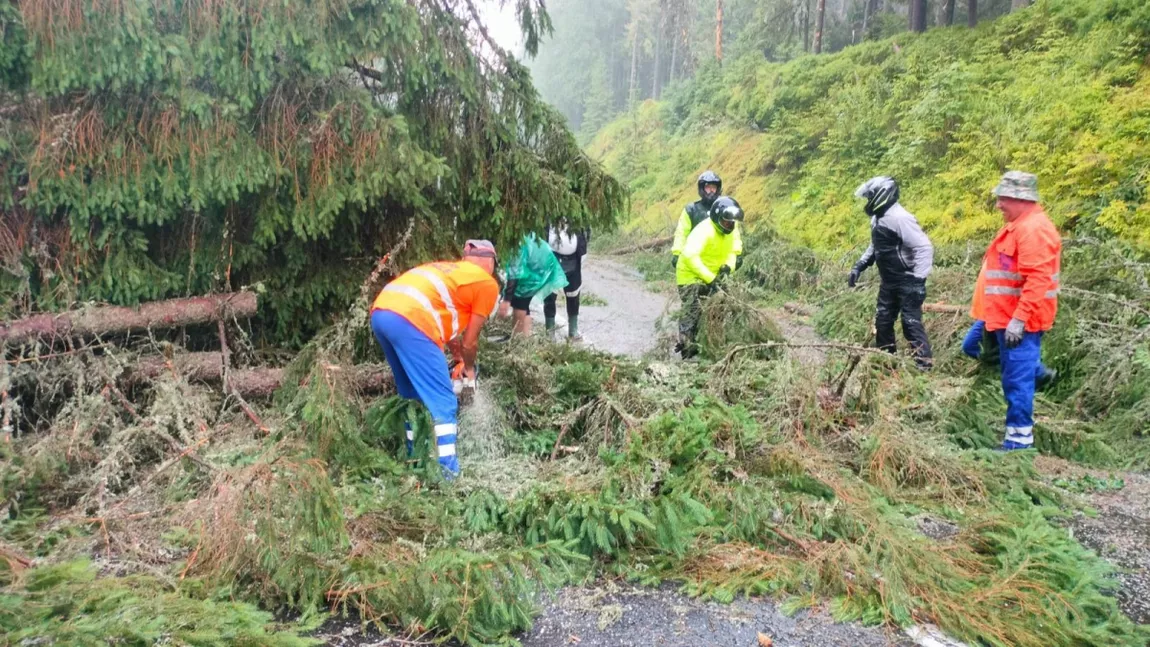 O furtună puternică a blocat traficul pe Transalpina! Sute de persoane sunt blocate în mașini