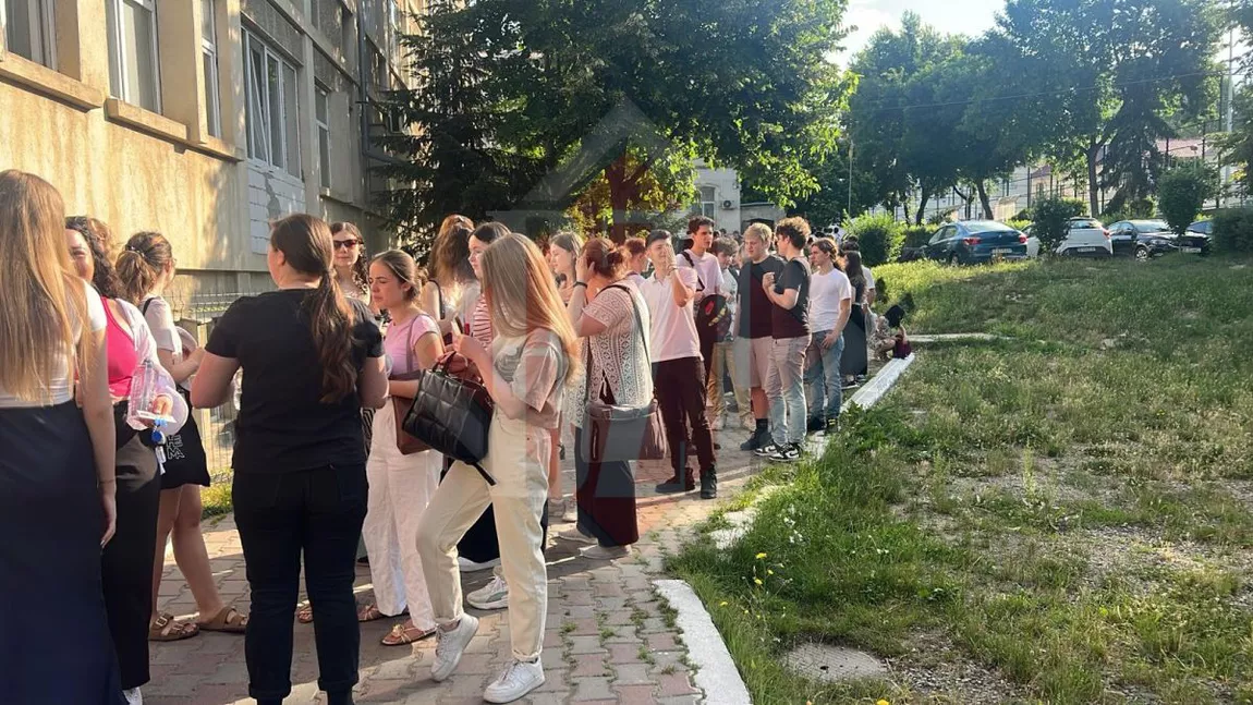 Absolvenţii de liceu din Iaşi aşteaptă să intre la prima probă scrisă la Limba şi literatura română, la BAC