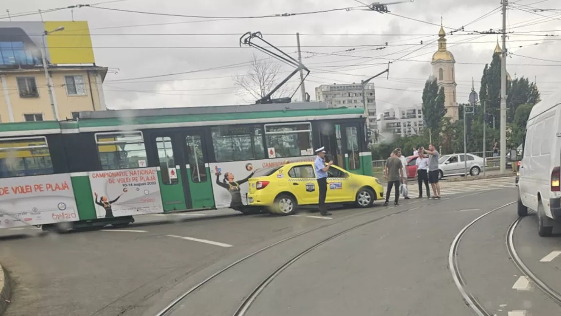 Accident rutier la Iași. Coliziune între un tramvai și un taxi, în Podu Roș