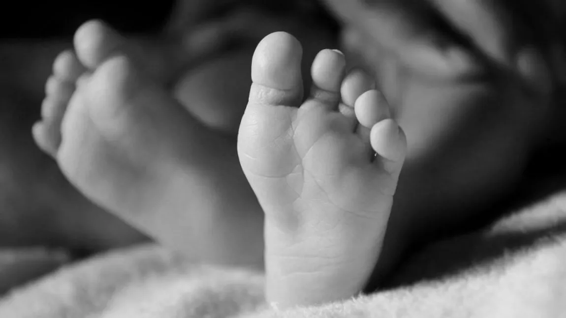 Un bebeluș de 3 luni a fost bătut de tată în timp ce se afla în brațele mamei. Care a fost motivul