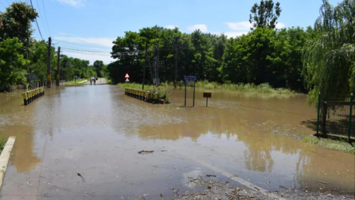 Cod galben de viituri pe râuri din 25 de judeţe, până luni la prânz