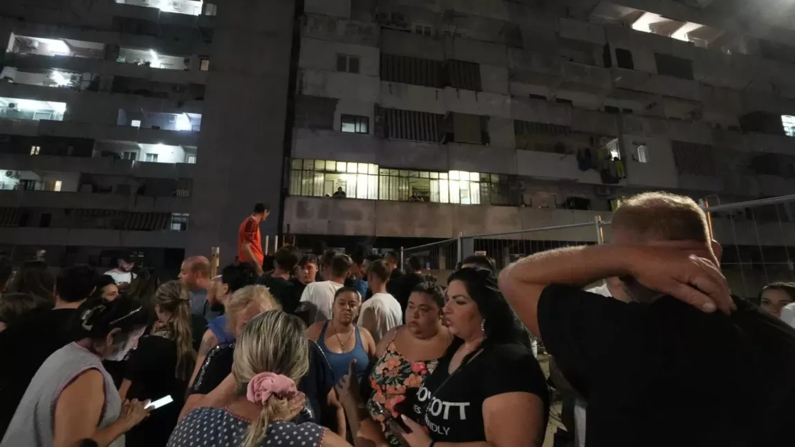 Doi morți și 13 răniți după ce balconul unui complex de locuințe din Napoli s-a prăbușit