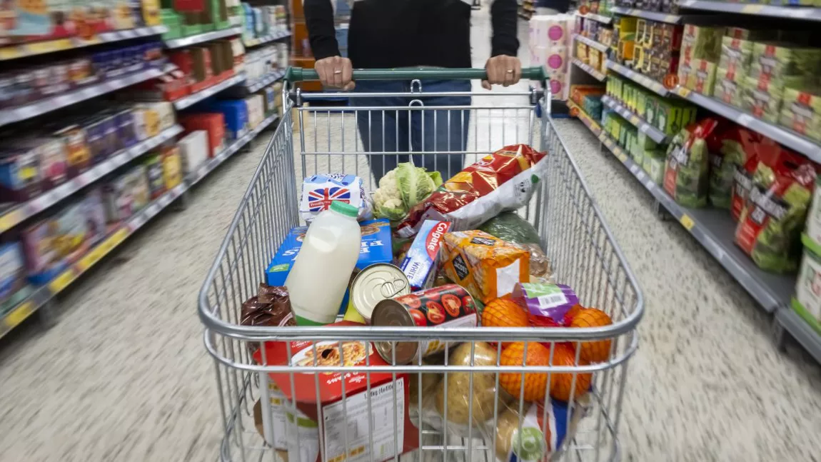 Românii plătesc pentru cumpărături cu 60% mai mult comparativ cu acum 4 ani