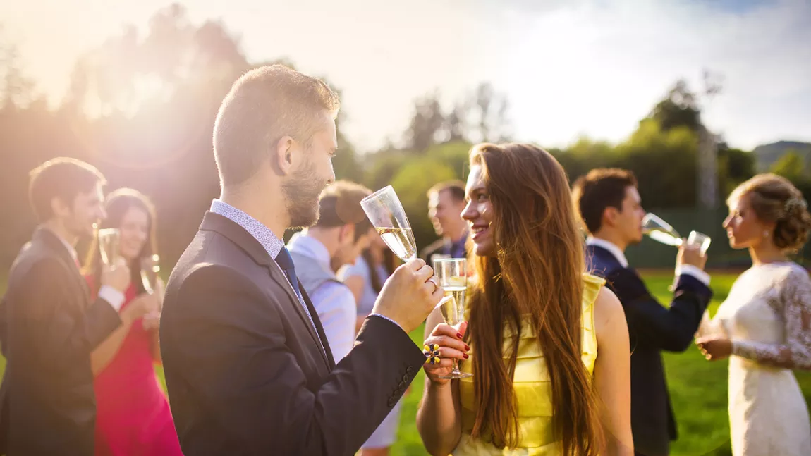 Ce să porți la o nuntă de vară în 2024? Sfaturi de ținute pentru invitați