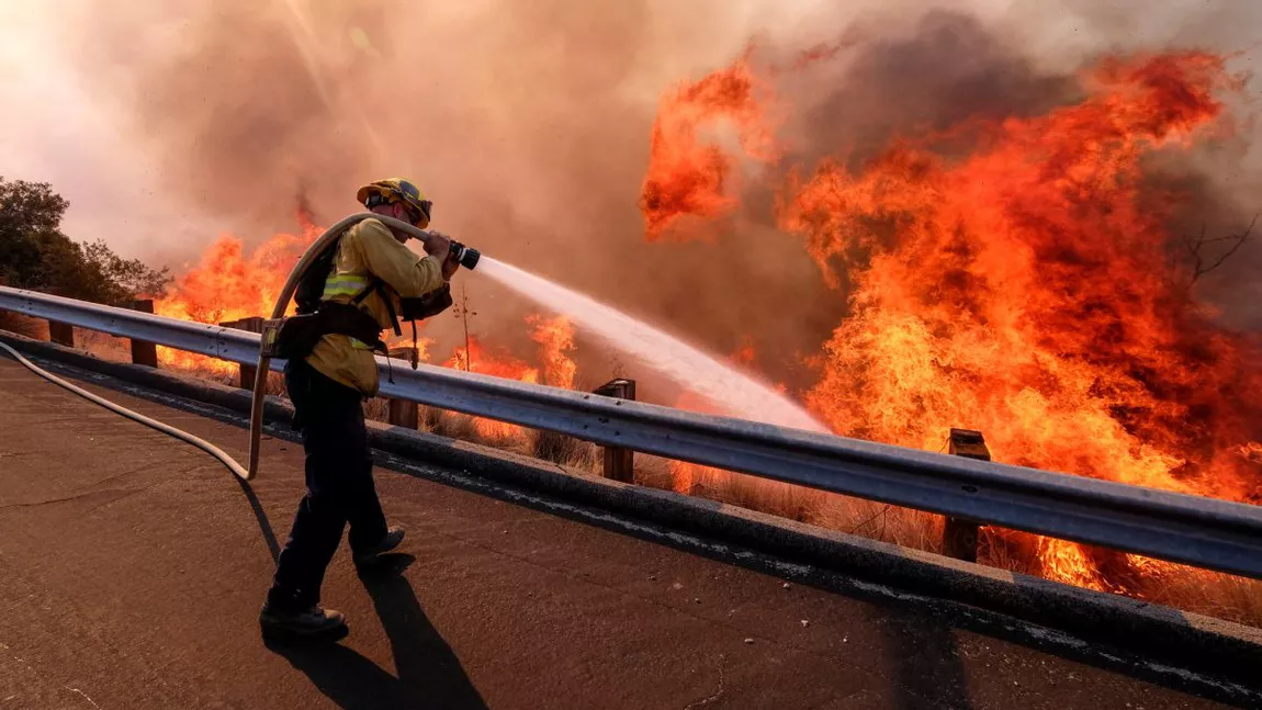 Incendiu de proporții în California. Mii de persoane au fost evacuate din calea flăcărilor