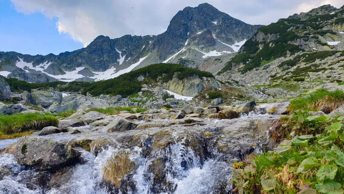 Scene incredibile în vârful munților Făgăraș! Turiste lăsate fără corturi și bunuri personale