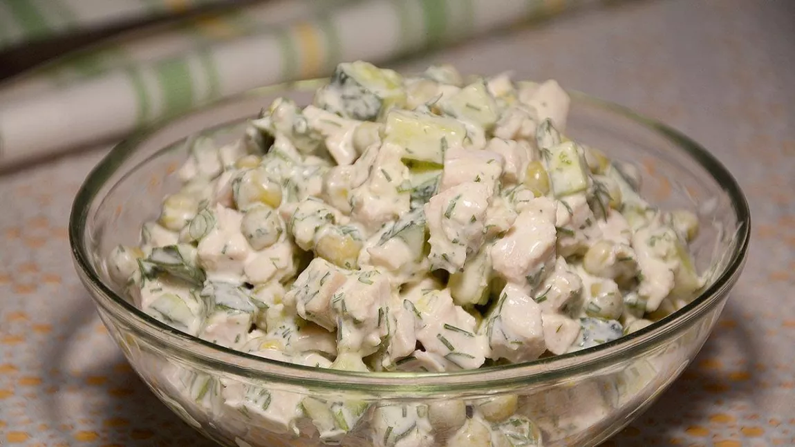 Salata din piept de pui cu maioneză și castraveți murați. O rețetă simplă, absolut delicioasă și ușor acrișoară