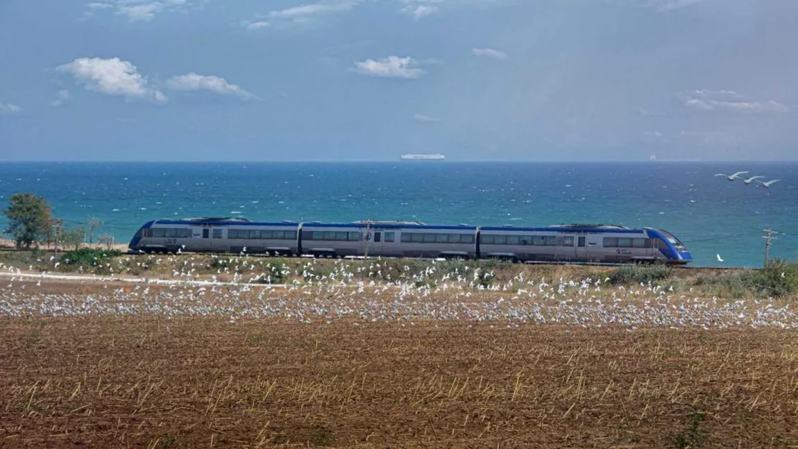 Trenurile ce duc mii de români spre mare, oprite temporar. Care este cauza