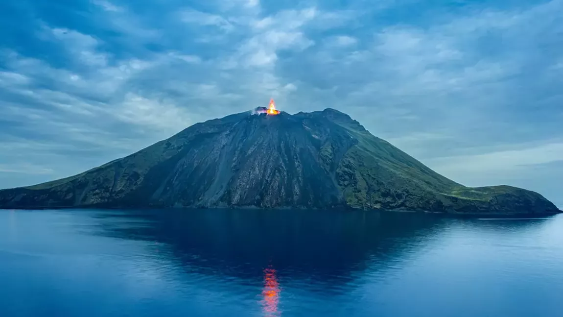 Vulcanul Stromboli, situat în sudul Italiei, a erupt. Un flux de lavă a ajuns în mare - VIDEO