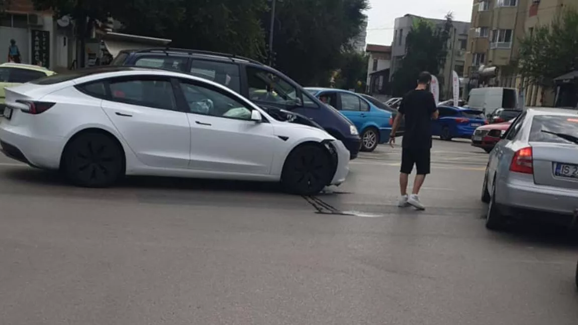 Accident rutier în Nicolina! O Tesla a fost lovită de un șofer care nu a acordat prioritate. Iată momentul impactului