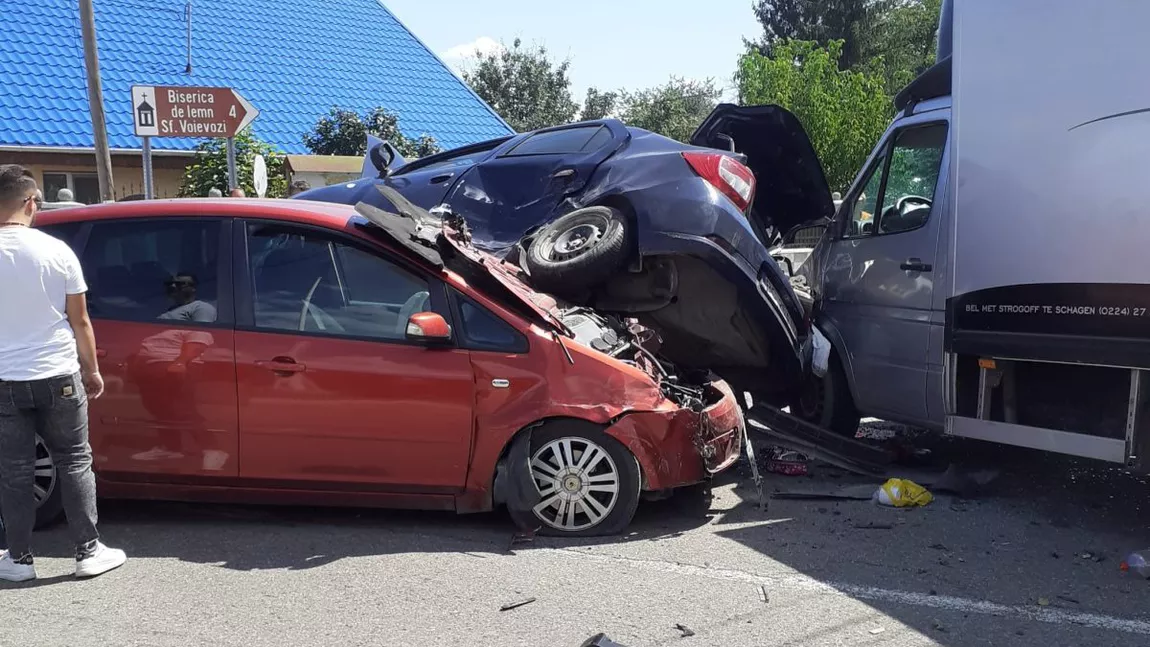 Accident rutier în Neamț. Trei vehicule sunt implicate