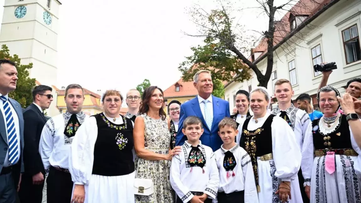 Cât costă rochia purtată de Carmen Iohannis la un eveniment, în Sibiu. La ce designer a apelat