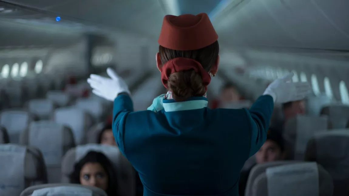 Cei care călătoresc cu avionul sigur nu știu asta! Iată primul lucru pe care îl fac stewardesele când pasagerii urcă la bord