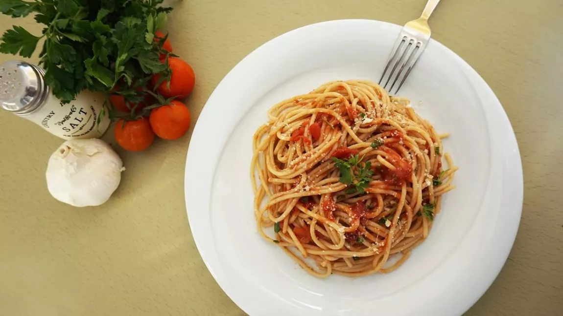 Rețeta de spaghete cu sos de roșii. Simplă, ieftină și gustoasă!