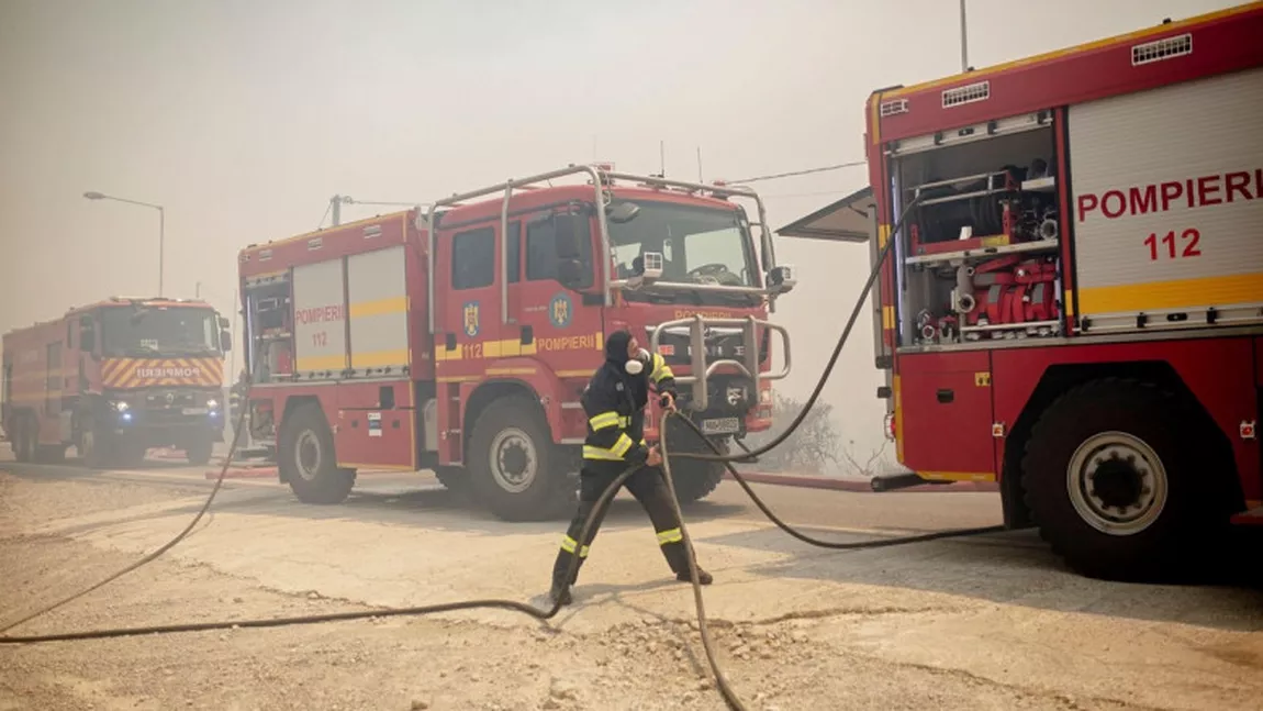 Pompierii români aflaţi în misiunea în Grecia intervin pentru protejarea locuinţelor şi stingerea incendiilor. „Unul dintre colegii noştri a suferit răni”