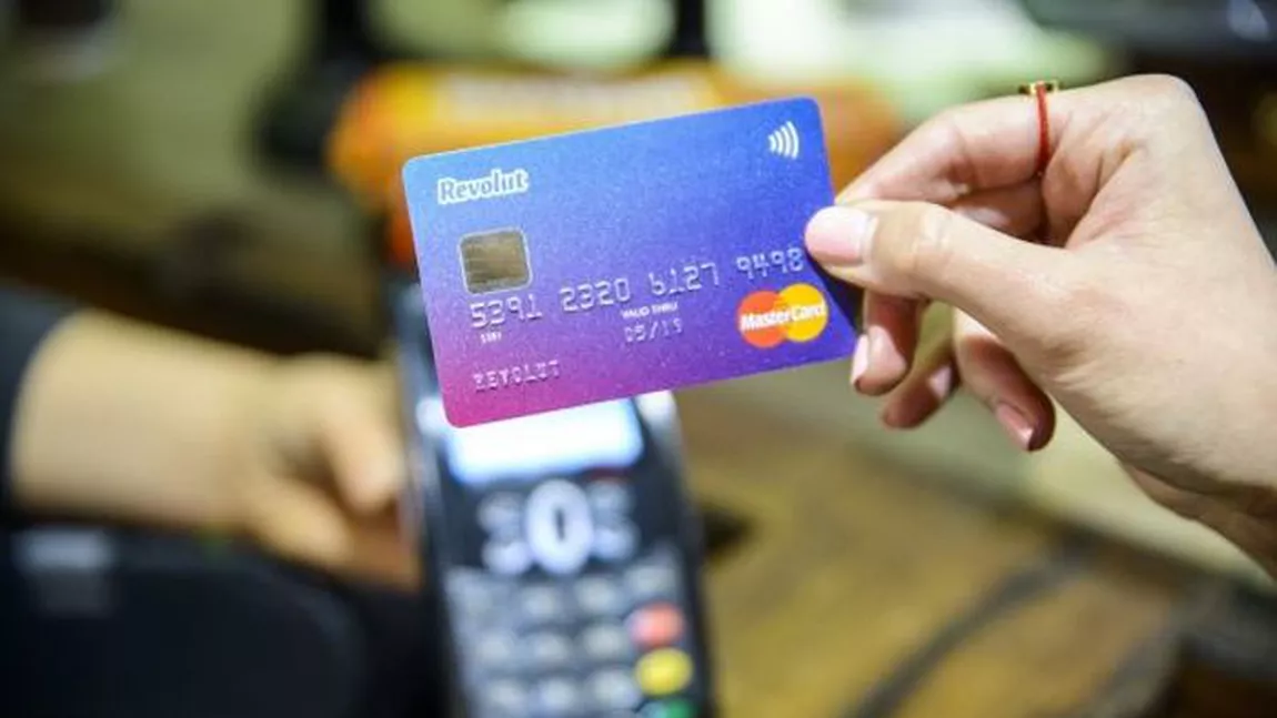 Anunț important pentru posesorii de card Revolut! Mulți români au rămas fără bani