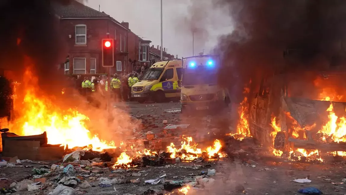 Forțele de ordine se pregătesc să răspundă la peste 100 de manifestații violente în Marea Britanie