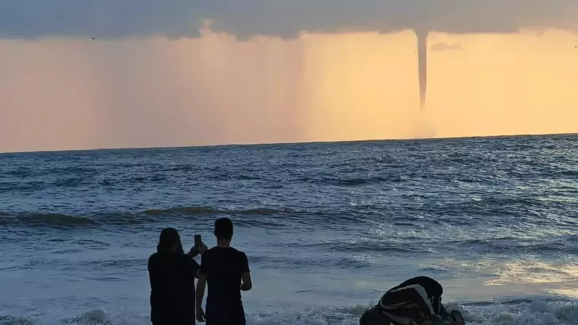 O trombă marină, cu aspect de tornadă, surprinsă de turişti în largul stațiunii Vama Veche - VIDEO