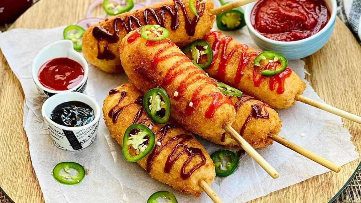 Cum să pregătești corn dog în stil american. Rețeta de crenvurști crocanți la exterior și suculenți la interior