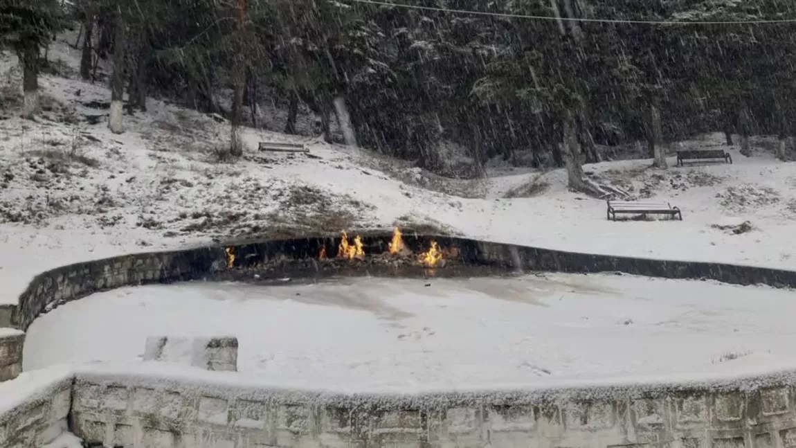 Flăcările de gheață: Spectacolul unic al focului viu din Lopătari