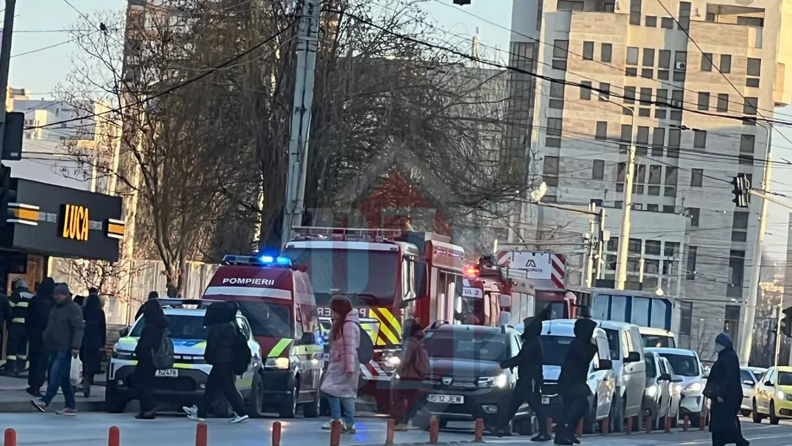 Alertă în Podu Roș! Mai multe echipaje de pompieri sunt la fața locului. Iese fum dintr-un bloc 