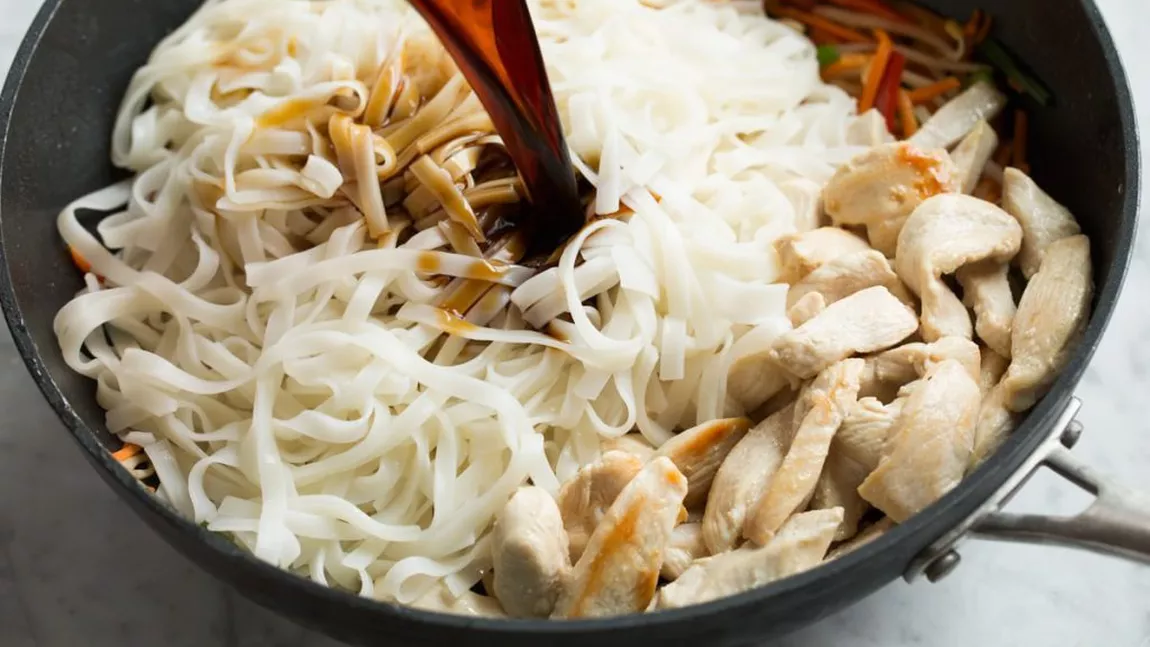 Ce rețete poți pregăti cu noodles din orez? Au o versatilitate incredibilă!