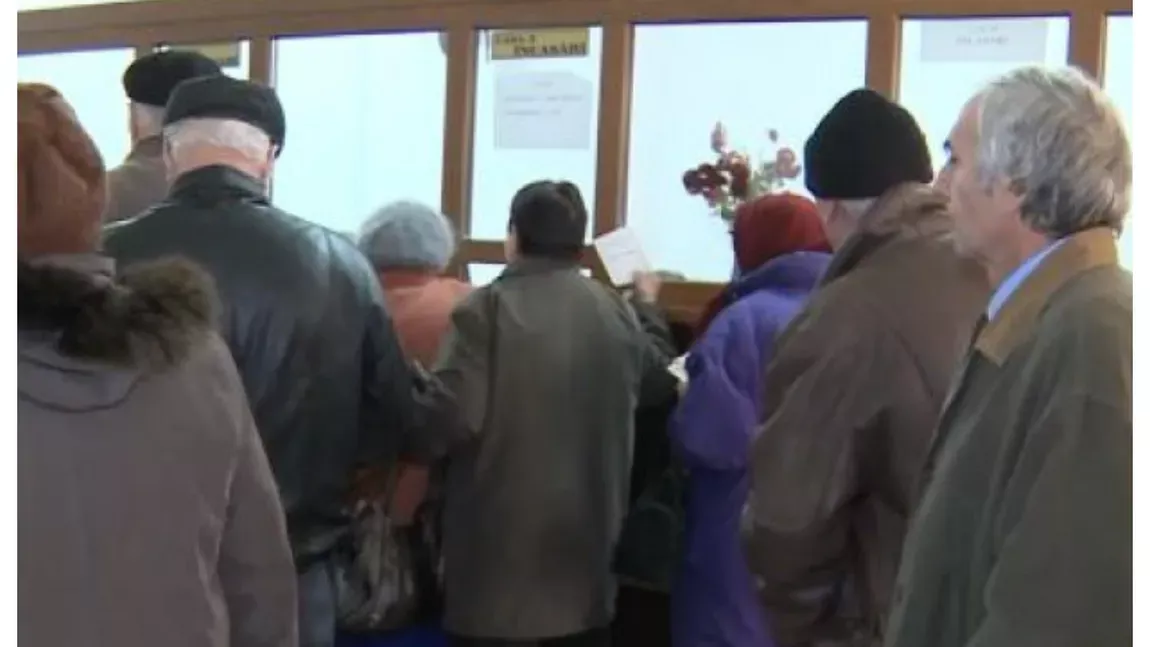 Pensionarii umiliți așteaptă ore în șir în frig pentru recalcularea pensiilor! Se tem că au fost recalculate greșit