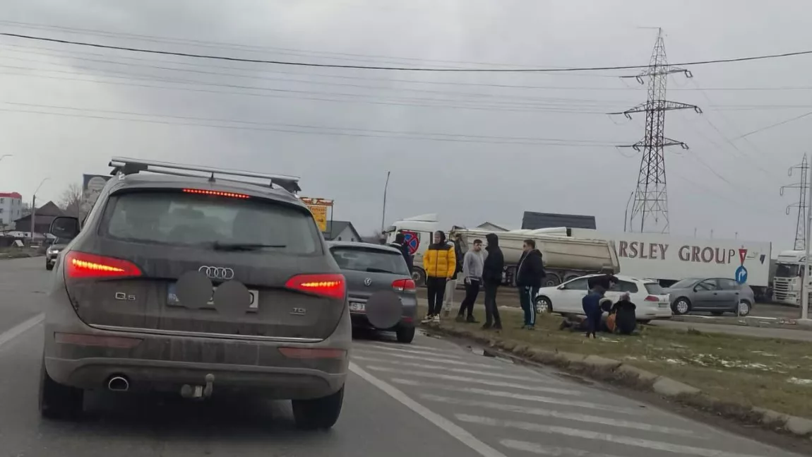 Carambol la Podu Iloaiei. Patru autoturisme s-au izbit, iar o femeie a fost rănită  - UPDATE