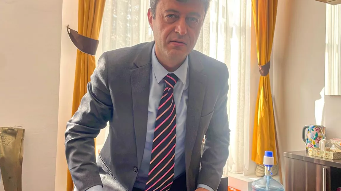 Directorul Dan Partene de la Colegiul Național de Arte „Octav Băncilă” din Iași, vătaf peste întreg liceul! Aruncă cu bani peste tot și face favoruri acoliților din instituție