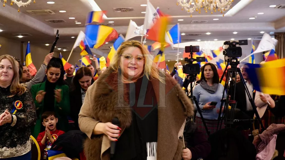 Europarlamentarul Diana Ivanovici Șoșoacă, alături de deputatul S.O.S Simona Macovei, senatorul S.O.S Dumitru Manea și alti invitați de vorbă cu ieșenii