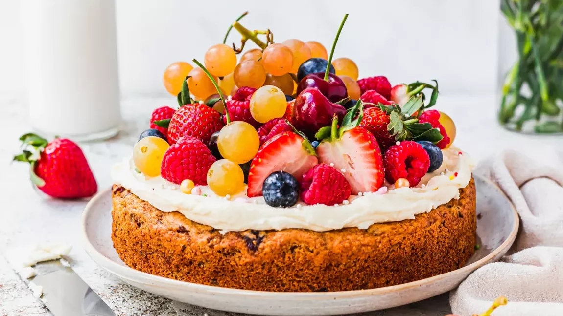 Tort vegan sau de post cu ciocolată și vanilie. Încearcă un desert fără produse de origine animală