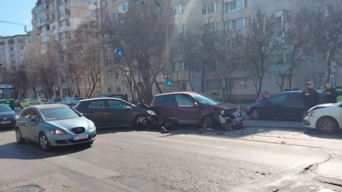 Accident rutier în Moara de Foc! Trei mașini sunt implicate