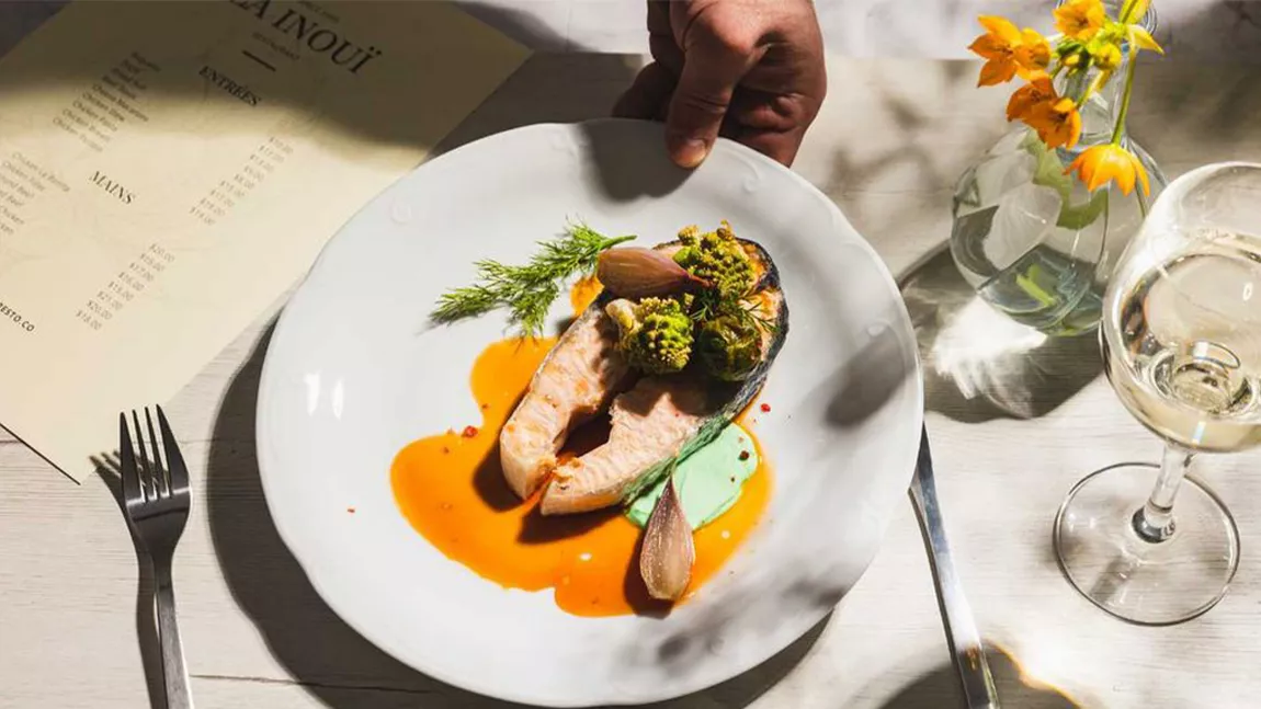 Deciziile clienților la restaurant: Factori psihologici care contează