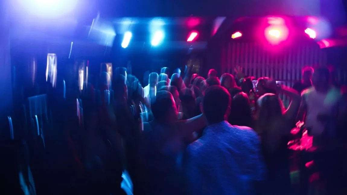 A mers să se distreze în club, dar a ajuns direct la spital. Tânărul s-a luat la ceartă cu paznicii, după ce i-au interzis să intre în locație cu prietenii