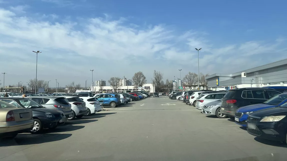 Mașinile studenților din alte județe au umplut parcarea de la Lidl și Kaufland din Tudor Vladimirescu, după montarea barierelor la cămine. Companiile vor să îi taxeze
